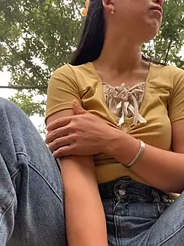 Huonglyna online show from April 18, 2026, 3:09 am