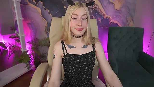 MelaniiePlay online show from May 25, 2026, 1:21 pm