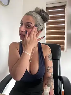 Snapshot of Isabella_varella- chatting on May 26, 2026, 1:42 pm Isabella varella- online show from May 26, 2026, 1:42 pm