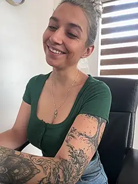 Snapshot of Isabella_varella- chatting on May 25, 2026, 1:43 pm Isabella varella- online show from May 25, 2026, 1:43 pm