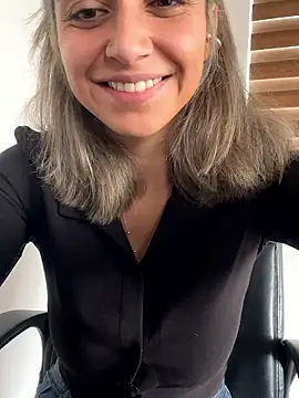 Snapshot of Isabella_varella- chatting on May 27, 2026, 1:51 pm Isabella varella- online show from May 27, 2026, 1:51 pm
