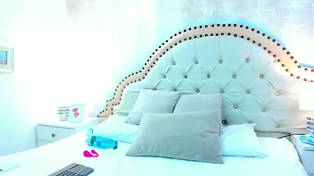 NahiaMendoza online show from April 15, 2026, 11:05 pm