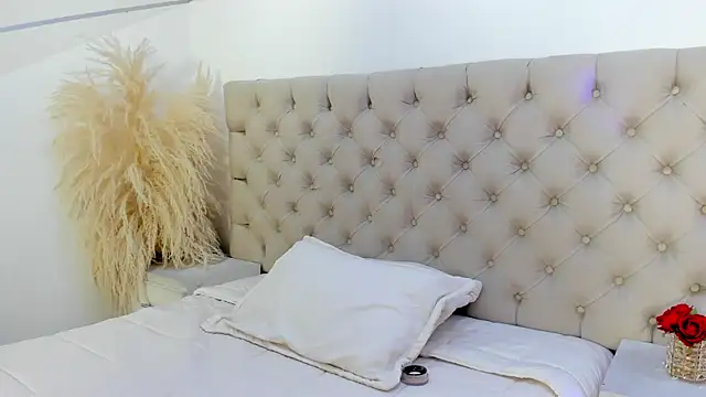 nahomyrusell online show from April 11, 2026, 1:26 pm