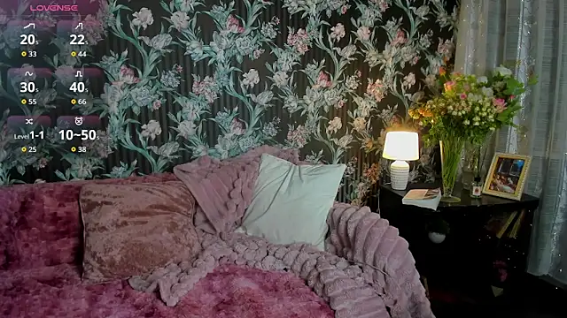 DeliaCrystal online show from April 14, 2026, 9:31 pm