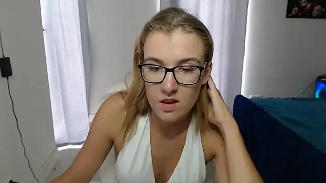 Snapshot of Yennyloves chatting on July 3, 2026, 5:41 pm Yennyloves online show from July 3, 2026, 5:41 pm