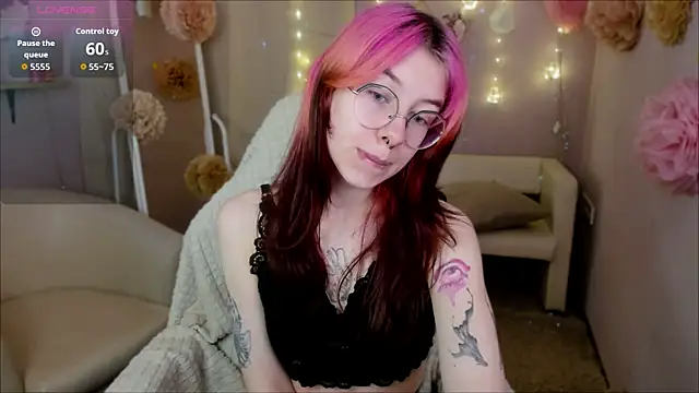 Snapshot of Alice_Nyx chatting on May 15, 2026, 8:40 pm Alice Nyx online show from May 15, 2026, 8:40 pm