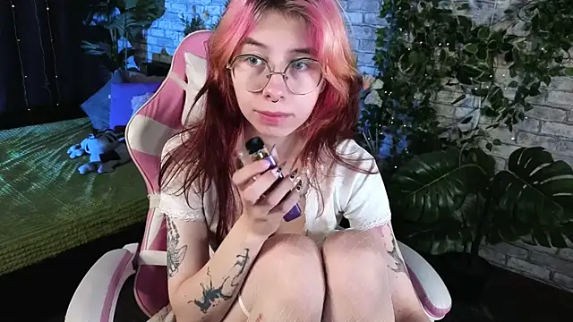 Snapshot of Alice_Nyx chatting on July 5, 2026, 8:37 pm Alice Nyx online show from July 5, 2026, 8:37 pm