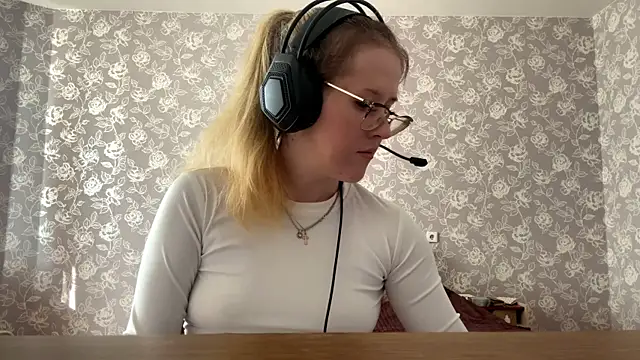 ElmiraGildea online show from April 14, 2026, 1:05 pm