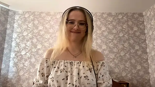 ElmiraGildea online show from April 8, 2026, 11:33 am