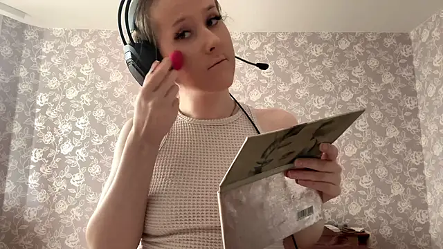 ElmiraGildea online show from April 16, 2026, 1:12 pm