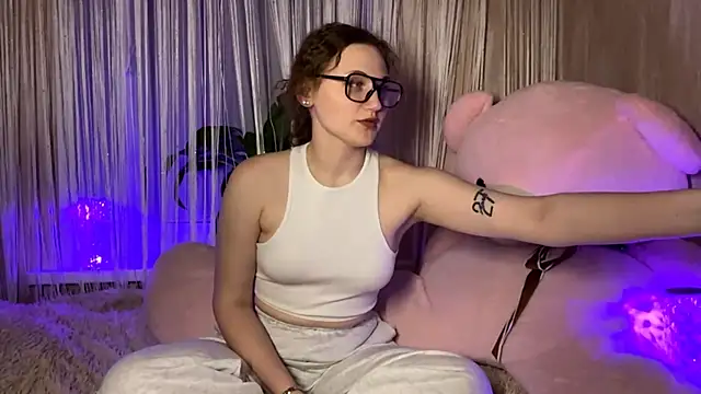 SophieNiktashu online show from April 17, 2026, 4:10 pm