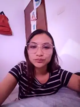 Leticia Hinkley  online show from April 14, 2026, 11:43 pm