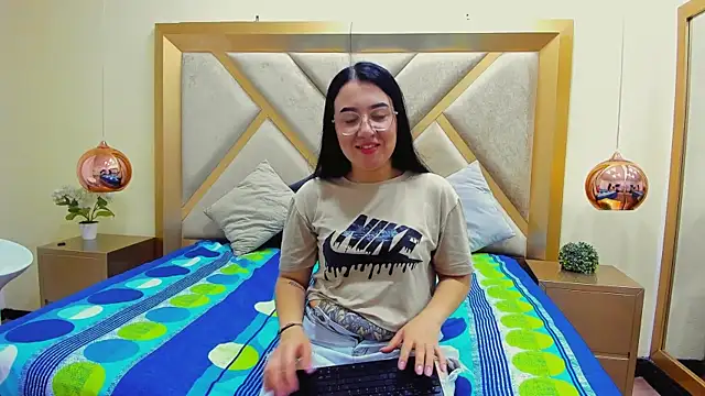 ChloeAshdord online show from April 13, 2026, 1:04 pm