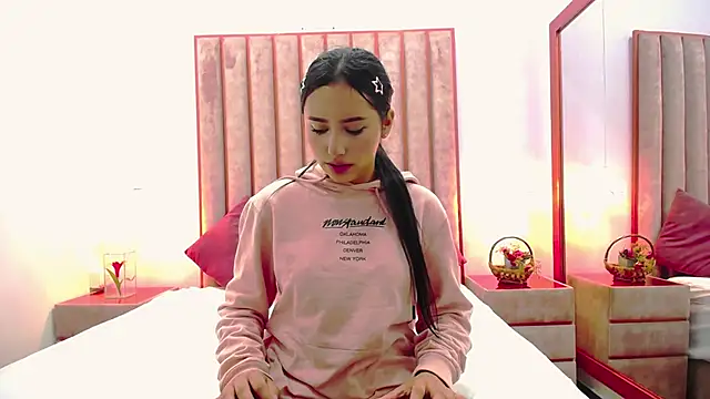 Zoe Monrow online show from April 14, 2026, 11:15 am