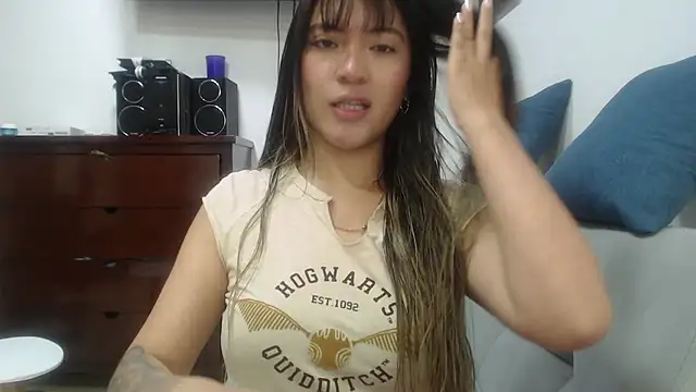 hannajonnes1 online show from April 21, 2026, 12:01 pm