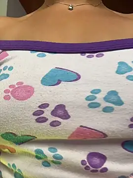 EvelynLeen  online show from April 14, 2026, 11:10 pm