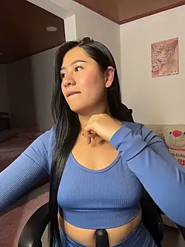 EvelynLeen  online show from April 9, 2026, 10:27 pm