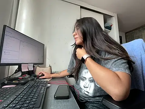 vampiralatina online show from June 5, 2026, 6:46 pm