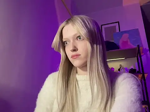 StellinaLuna online show from April 18, 2026, 7:07 pm