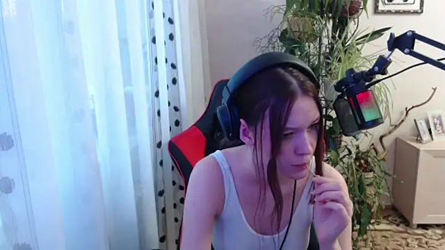 PunyKnee online show from April 20, 2026, 3:02 pm