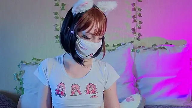 Snapshot of LunaNyanmi chatting on June 17, 2026, 1:43 pm LunaNyanmi online show from June 17, 2026, 1:43 pm