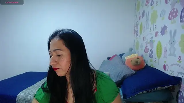 Snapshot of Tyna_b chatting on June 25, 2026, 6:57 pm Tyna b online show from June 25, 2026, 6:57 pm