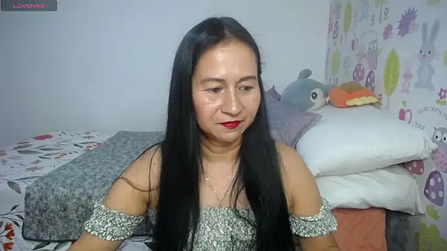 Snapshot of Tyna_b chatting on July 12, 2026, 8:42 pm Tyna b online show from July 12, 2026, 8:42 pm