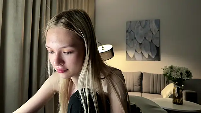 EvelineMolima online show from April 16, 2026, 9:39 pm