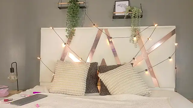 AriannaLux   online show from April 9, 2026, 7:53 pm