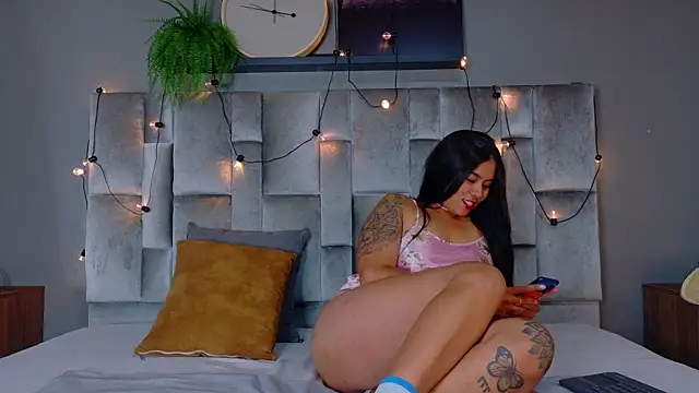 AriannaLux   online show from April 15, 2026, 7:58 pm