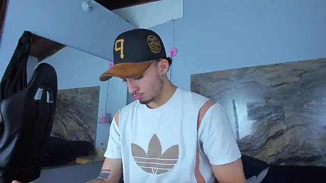 Snapshot of James-06 chatting on June 19, 2026, 12:00 pm James-06 online show from June 19, 2026, 12:00 pm