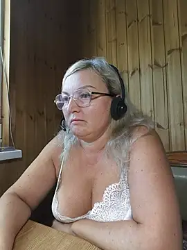 Snapshot of White-Chocolatte chatting on July 8, 2026, 6:03 am White-Chocolatte online show from July 8, 2026, 6:03 am