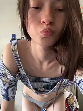 Munchkinbaby72318 online show from April 17, 2026, 6:22 pm