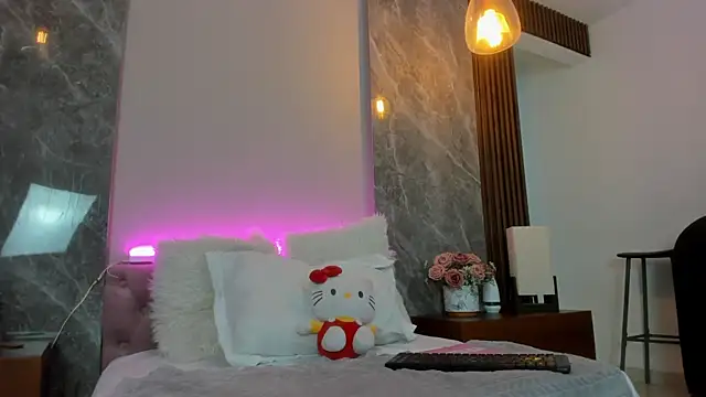 Scarlett Evanss  online show from April 9, 2026, 2:34 pm