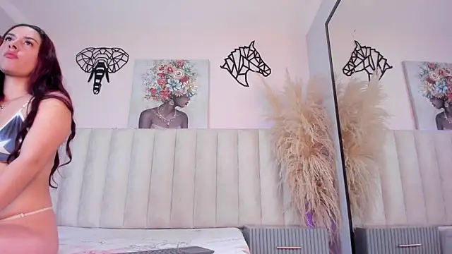 Anniee collins  online show from April 15, 2026, 12:10 pm