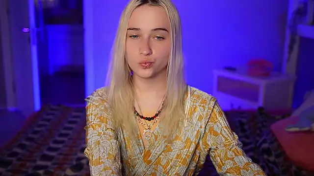 LilElfies online show from April 15, 2026, 1:11 am