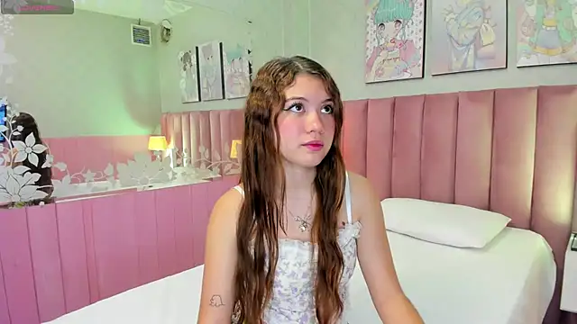 Snapshot of Hellencute18_ chatting on July 16, 2026, 11:07 am Hellencute18 online show from July 16, 2026, 11:07 am