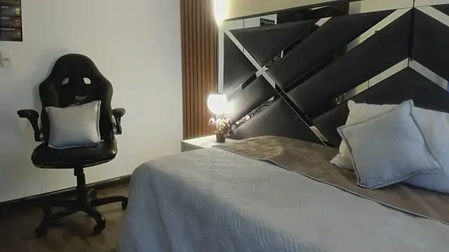 Kittie Vixen online show from April 17, 2026, 7:17 pm