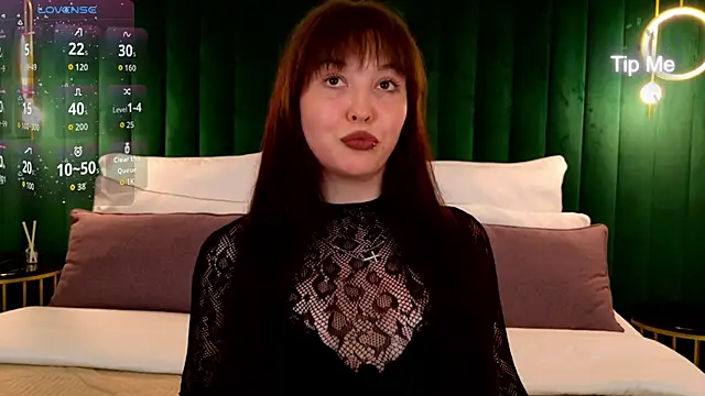 YunaStorm online show from April 8, 2026, 6:42 pm