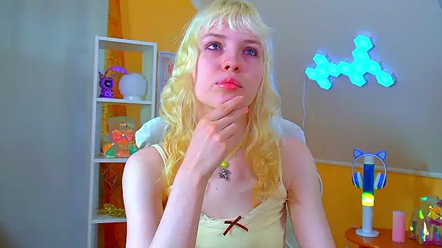 Snapshot of HannahHollis chatting on June 17, 2026, 6:13 am HannahHollis online show from June 17, 2026, 6:13 am