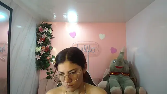 Scarlett jhonson ch online show from April 15, 2026, 12:53 pm