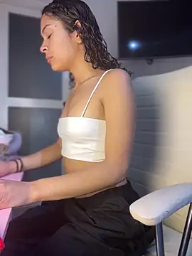 AlanaMartinez Pink online show from May 9, 2026, 12:58 am