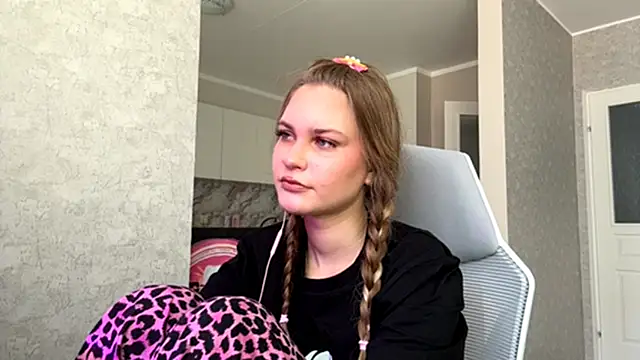 AmandaPinson online show from April 12, 2026, 10:07 am