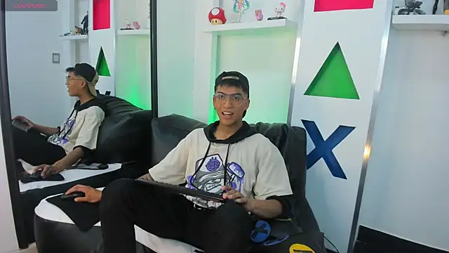 Aziel Jenner online show from April 17, 2026, 4:48 am