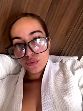 Aitana Lux online show from April 17, 2026, 7:28 pm