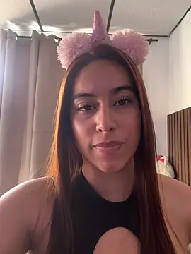 Snapshot of Aitana_Lux chatting on May 22, 2026, 8:18 pm Aitana Lux online show from May 22, 2026, 8:18 pm