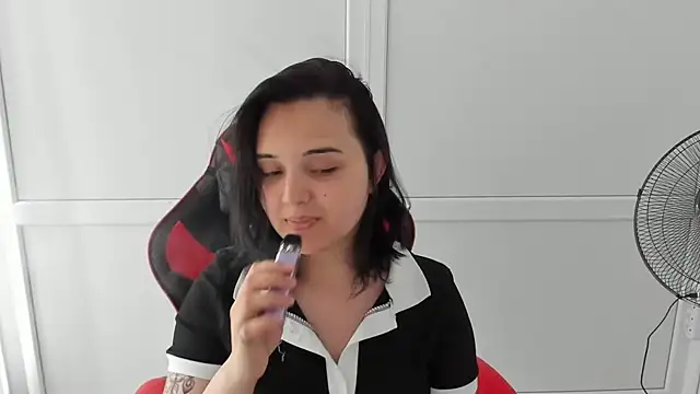 Snapshot of Caroline_cutte chatting on June 6, 2026, 2:55 pm Caroline cutte online show from June 6, 2026, 2:55 pm