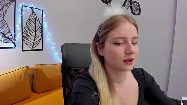 Liacandy  online show from April 18, 2026, 1:41 am