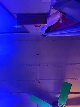 2hot2fun online show from April 18, 2026, 7:33 am