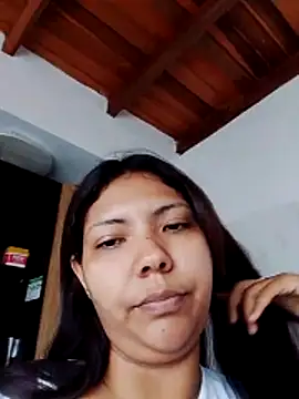 Izel  online show from April 17, 2026, 6:11 pm